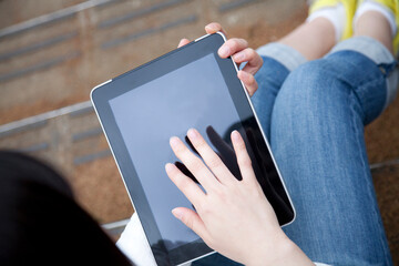 タブレットＰＣを操作する女性の手元