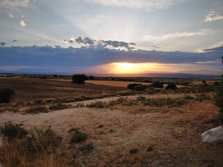 paisaje en el atardecer con una nube tapando el sol