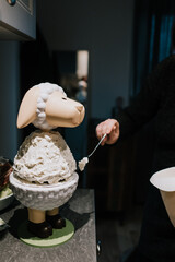 Mutter dekoriert Geburtstagskuchen