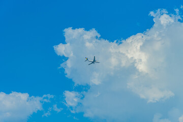 夏の空と入道雲と飛行機