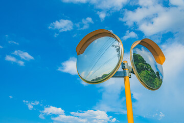 真夏の空とカーブミラー
