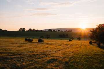 Heuballen im Sonnenuntergang