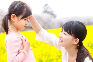 子どもを慰める母親