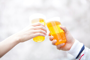 花見でビールを飲む手元