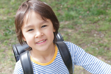ランドセル姿の小学生
