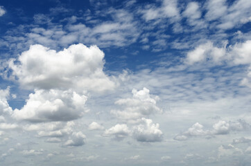 Obraz premium beautiful blue sky and white fluffy cloud horizon outdoor for background.