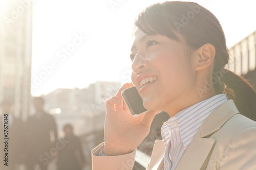 街中で電話するｏｌ Wall Mural Wallpaper Murals Paylessimages