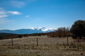 Fototapeta na wymiar Fondo de montaña nevada sobre páramo de pasto en invierno