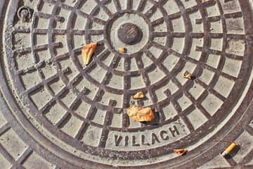 Kanaldeckel mit der Aufschrift Villach