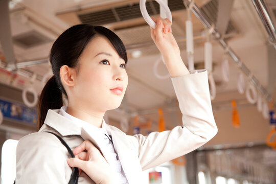 電車内でつり革につかまるのOL