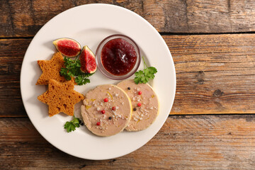 gingerbread toast with slices of foie gras and onion ham