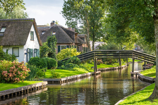 Giethoorn - popular tourist destination, often referred to as "Dutch Venice