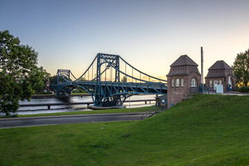 Fototapeta premium Kaiser-Wilhelm-Brücke in Wilhelmshaven, Dämmerung und Sonnenaufgang