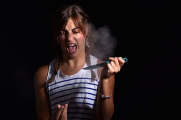 Femme qui éclate un ballon avec de la fumée