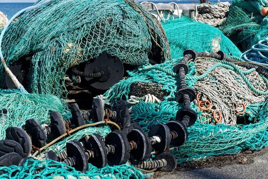 Fischernetze liegen im Hafenauf dem Boden, Lundeborg, Dänemark