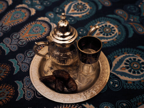Maroccan tea with mint and dates