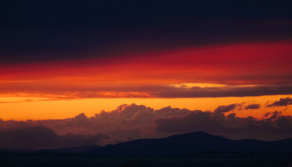 Obraz premium Dramatic sunset over fields with clouds during late summer