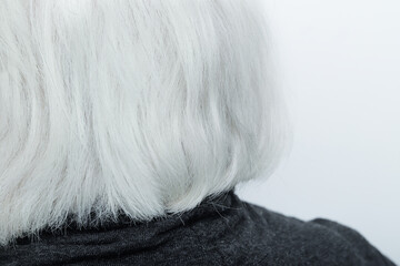 detalle de nuca de mujer mayor con pelo blanco