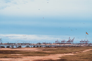 Port towarowy, doki oraz wybrzeże. © insomniafoto