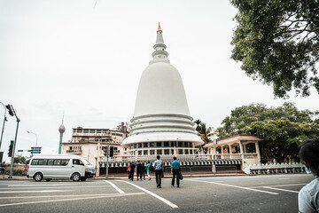 Biała stupa pagoda w świątyni buddyjskiej. © insomniafoto