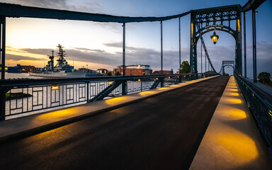 Kaiser-Wilhelm-Brücke in Wilhelmshaven, Dämmerung und Sonnenaufgang