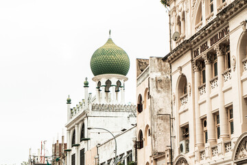 Biały meczet z zieloną kopułą, budynek zabytkowy. © insomniafoto
