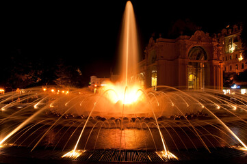 Fototapeta premium Singende Fontäne und Hauptkolonnade in Marienbad