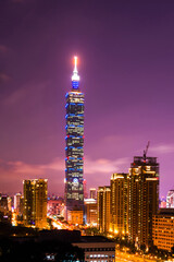 Fototapeta premium Budynek Taipei 101 i pejzaż Tajpej podczas zachodu słońca na Tajwanie