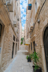 Fototapeta na wymiar Narrow street in the old town of Dubrovnik