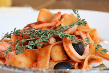 spaghetti in red pasta with herbs