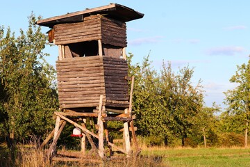 Hochsitz aus Holz zur Jagd