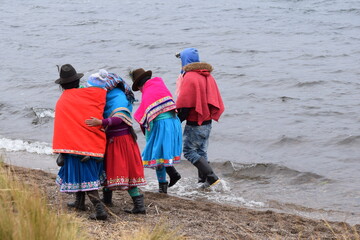 Cultura Kichwa en Ecuador. Personas indígenas de Chimborazo junto a una laguna