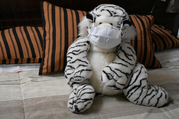 Tigre de peluche con cubre bocas