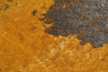 Textura de placa de metal velha com ferrugem muito envelhecida com cores amarelas e vermelhas