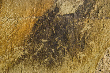 Textura de pedra com relevos suaves e cores contrastadas em cores de laranja e castanhos