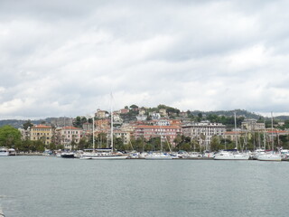 Fototapeta na wymiar Die Häuser am Hügel und der malerische Hafen von La Spezia in Italien.