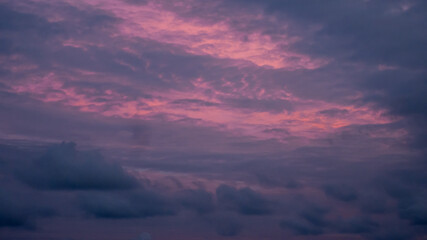 Fototapeta na wymiar pink sky on the beach during the evening time 