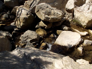 Rocas a mitad del Río