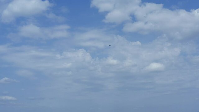 Avion traversant le ciel 