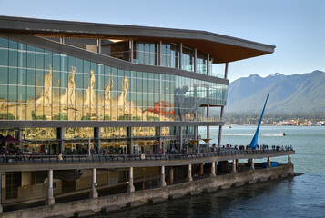 Obraz premium Vancouver Convention Centre Downtown. Reflections of Vancouver in the harbor side convention center. British Columbia.