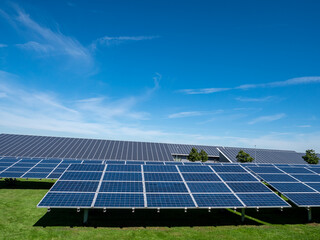 Solarpark Photovoltaikanlage steht im Feld