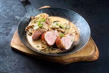 Traditionell gebratene iberische Medaillon Fillets von Schwein in Rahm Sauce mit Austernpilze und...
