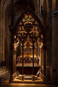 Vaults and tombs, Kings of Catalonia and Aragon Pere II (1305), Gothic Church, Cistercian monastery, Santes Creus, Aiguamurcia, Catalonia, Spain