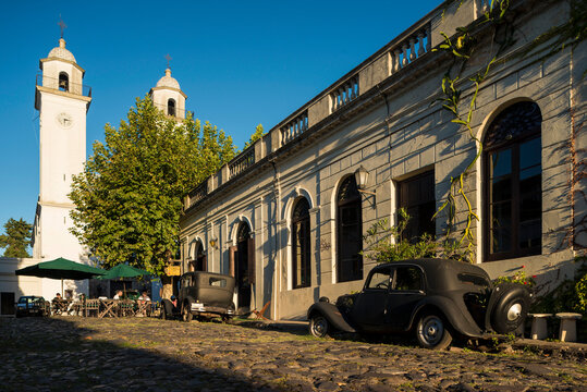 Vintage cars and pavement cafe on cobbled street, Barrio Historico (Old Quarter), Colonia del Sacramento, Colonia, Uruguay