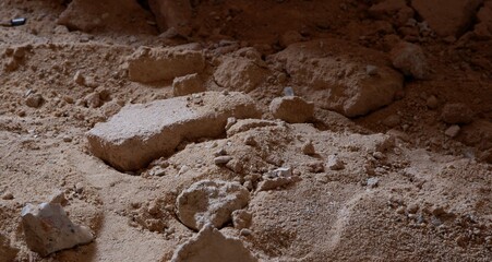 Rocas en suelo de arena