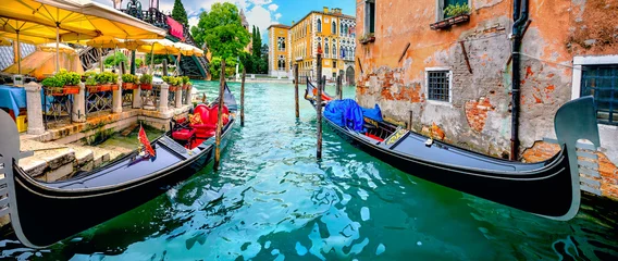 Fotobehang Gondels Werf met gondels per café op Grand Canal. Venetië, Italië