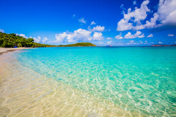 Fototapeta na wymiar Beautiful turquorise water of the Caribbean
