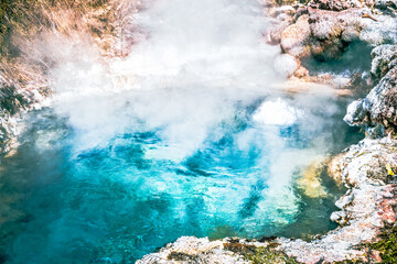 Blaue heiße Quellen im Orakei Korako Geyserland Resort auf der Nordinsel von Neuseeland