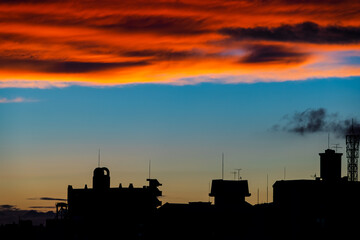 街の夕暮れ空