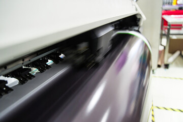 Digitaldruck in der Fabrik - Drucker druckt Motiv auf eine Vinyl Folie